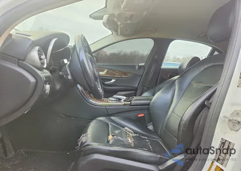 2015 Mercedes-Benz C 300 4Matic z USA, uszkodzony, nr VIN 55SWF4KB8FU042794